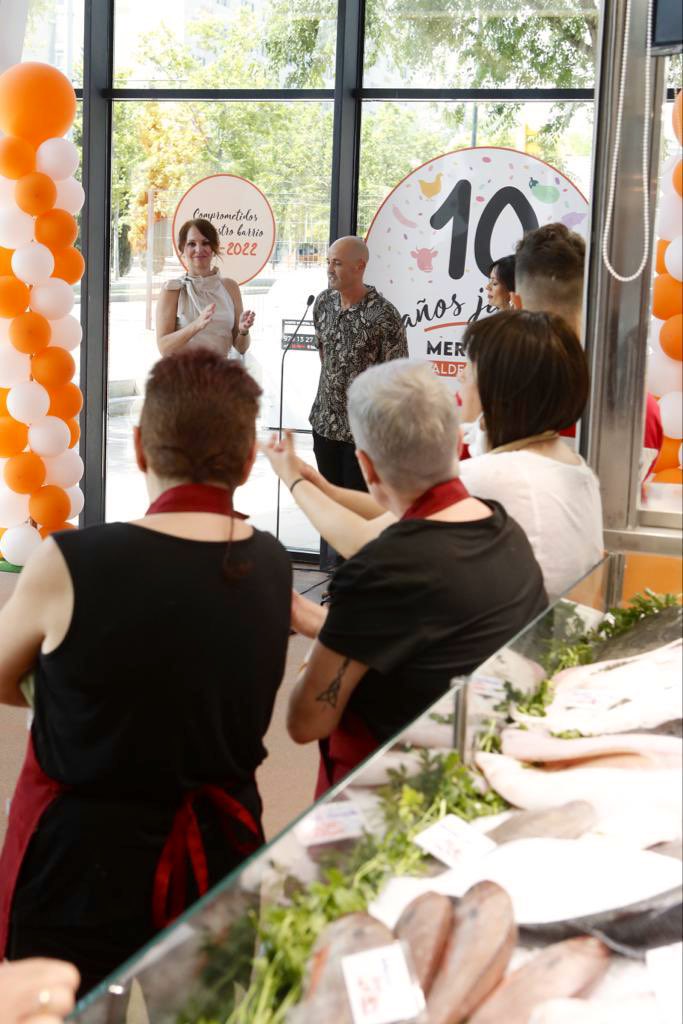 carmenherrarte's tweet photo. Hoy hemos montado una fiesta 🎉 en el Mercado de Vasdespartera para celebrar nuestros primeros 10 años!!!Vecinos y detallistas hemos cantado y bailado juntos como en las familias bien avenidas.
Felicidades Asociación de Detallistas, @Mercazaragoza, @MercadosZgz, clientes y #Jadey https://t.co/xp4r97fmA8