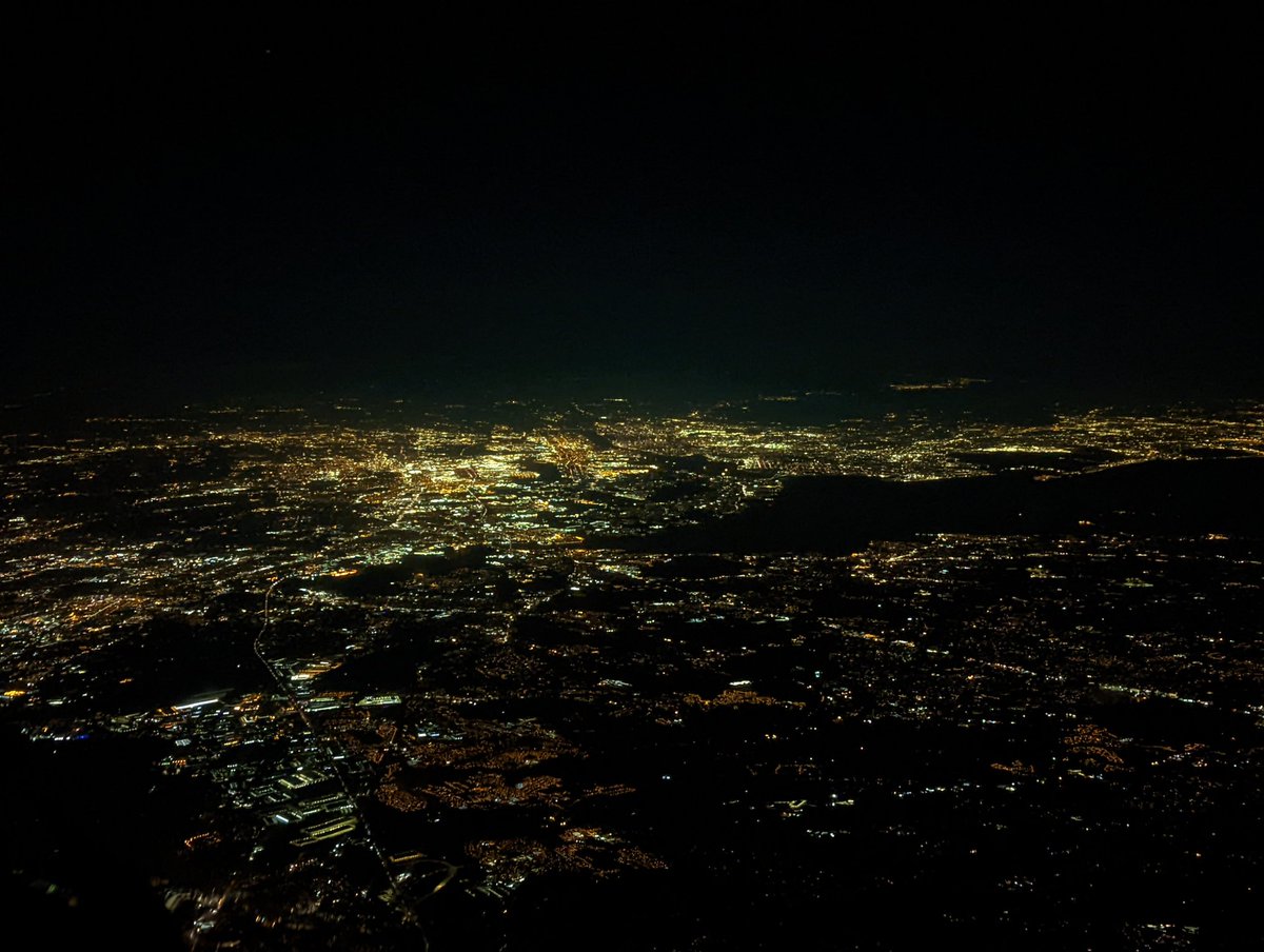 CliffordAgius's tweet photo. Flying back from Baltimore and very clear night up the Eastern seaboard of  🇺🇸 so here is a view of New York through the HUD. 😜
#BestOfficeWindowInTheWorld https://t.co/6sJ7LDBbs1