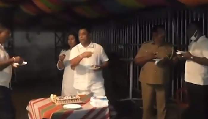 Rimash__'s tweet photo. ලොකු එවුන්ට කේක්. නිරායුද ජනතාවට තුවක්කු. කුරුණෑගල පොලීසිය. https://t.co/HOek8xbKSR