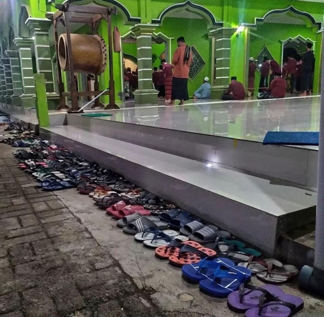 Jangan Galau ketika sendalmu hilang di masjid,  tetali galau lah ketika sendalmu tak pernah kemasjid.
