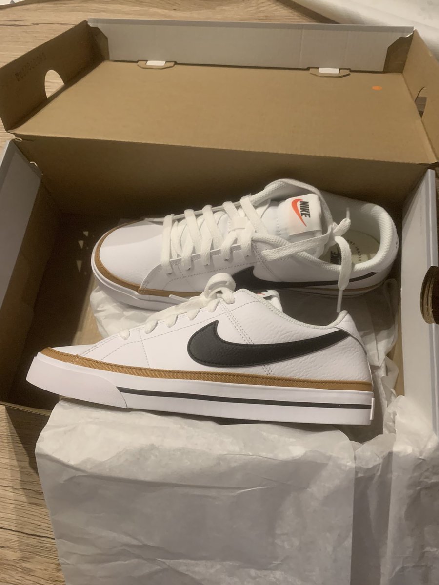 Noah_771's tweet photo. Ma commande VS ce que je viens de recevoir. A quoi vous jouez @Nike https://t.co/la8YiU2GXA