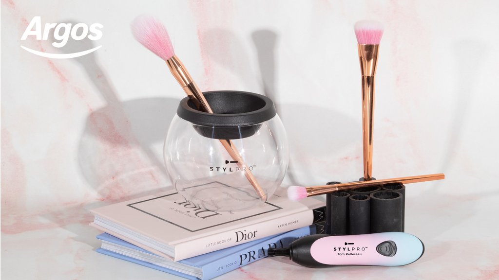 StylPro_UK's tweet photo. The #STYLPRO Bubblegum Gift Set includes, a Bubblegum STYLPRO device, 150ml STYLPRO Vegan Cleanser & 2 high-definition makeup brushes! Everything you need to clean your makeup brushes in one place!💗💙
Shop here: https://t.co/NGcWkbKO7o
#argos #shop #beautytool #makeuptool https://t.co/KCSTJMdfxb