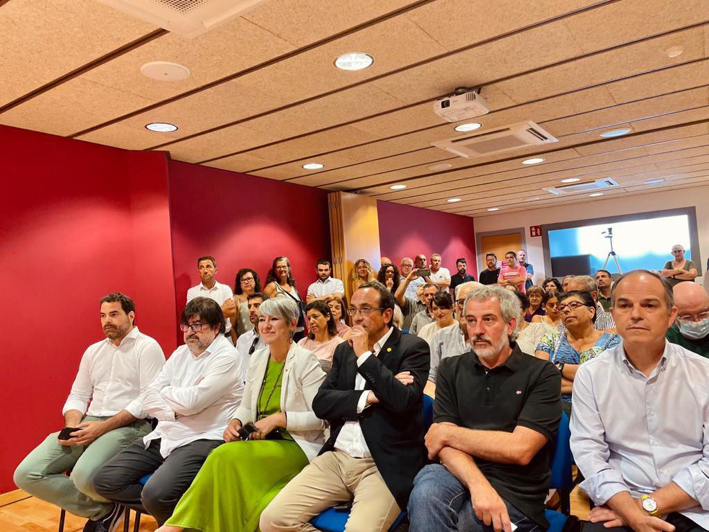 joseprull's tweet photo. Molt emocionat d’assistir al relleu de l’alcaldia de #TorrellesdeLlobregat de qui ha estat un gran alcalde, Ignasi Llorente, a l’admirat i bon amic @EduardGarciaRi, amb qui fa tants anys que lluitem per la llibertat de Catalunya. 

Molta sort i encerts! https://t.co/oIDBwzeBzv