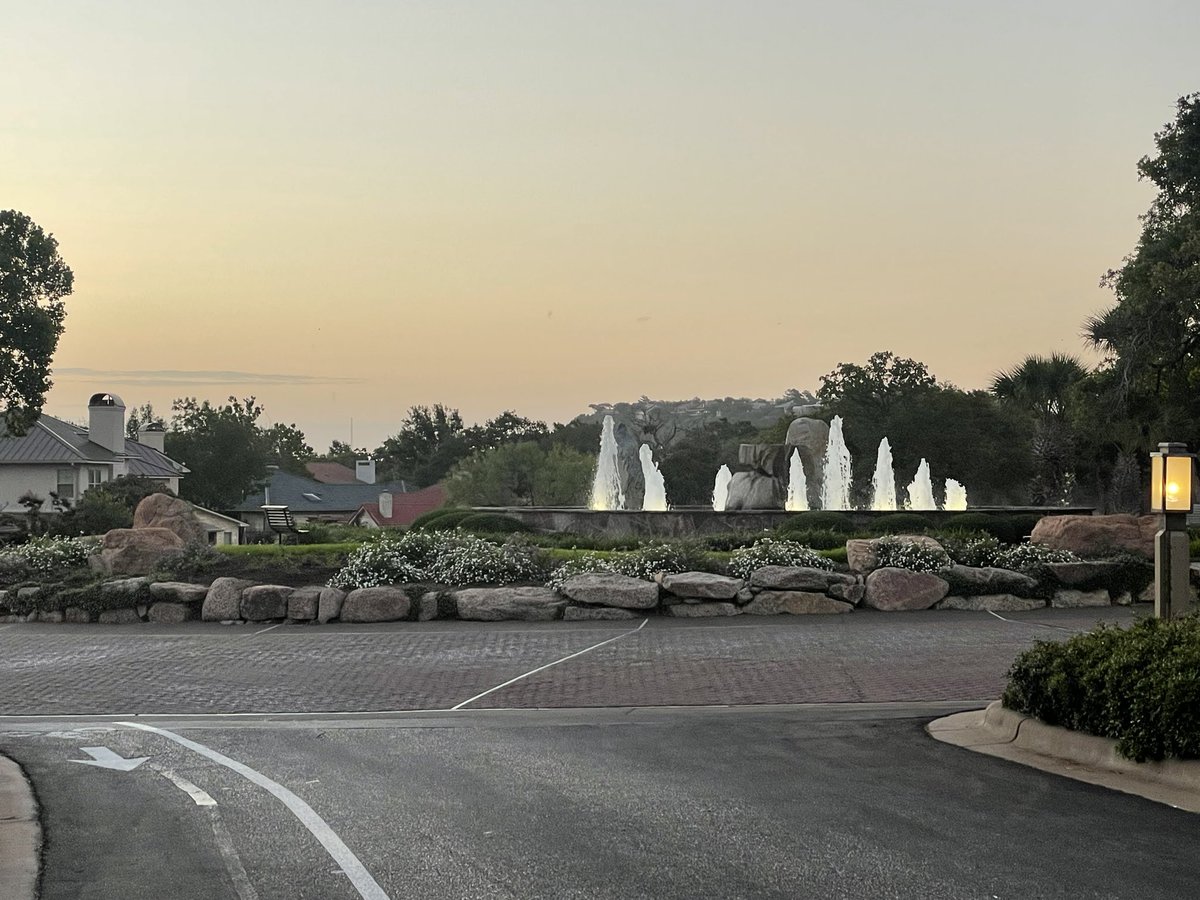 bloomer_sa's tweet photo. Morning views! #runrant is nothing more than stop & enjoy the moment. Life passes us by very quickly & if we are not careful we will miss all that is good in the world. @brooksrunning #day22 https://t.co/RBWaUBaCwK
