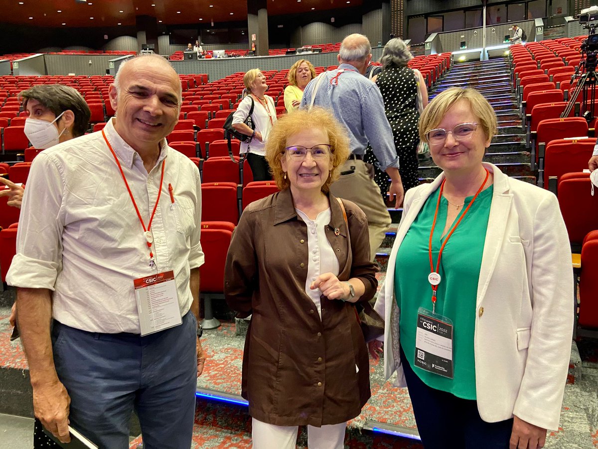 ipnacsic's tweet photo. @i2sysbio @EugenioFraile @IEO_Canarias Otra imagen que nos dejó ayer el #IIEncuentrodelCSIC: la reunión de (algunos) científicos del @CSIC que han trabajado en la #COVID y el #volcanlapalma 😎

Manuel Nogales (#IPNA), Margarita del Val (@CBMSO_CSIC_UAM) e Inés Galindo (@Ines36414811 | @IGME1849) https://t.co/mC1aDQHxjt