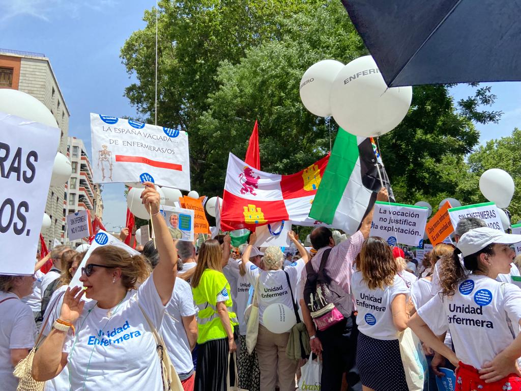 satsevalladolid's tweet photo. ¡¡¡ENFERMER@S, SOIS MUY GRANDES!!! GRACIAS por acompañarnos en esta jornada de reivindicación, porque a pesar del calor, de tener que desplazaros, de renunciar a tiempo libre, ¡AQUÍ HABÉIS ESTADO ACOMPAÑÁNDONOS! #UnidadEnfermera #SATSEValladolid #SiempreContigo https://t.co/FUZsicQNAf