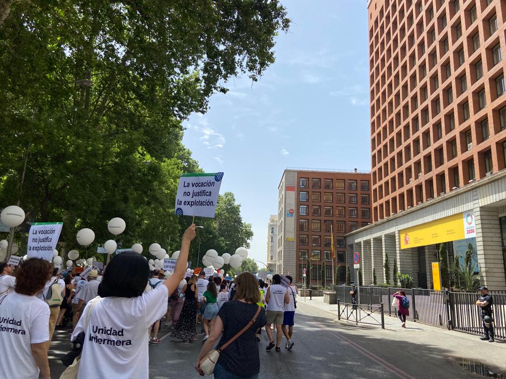 satsevalladolid's tweet photo. ¡¡¡ENFERMER@S, SOIS MUY GRANDES!!! GRACIAS por acompañarnos en esta jornada de reivindicación, porque a pesar del calor, de tener que desplazaros, de renunciar a tiempo libre, ¡AQUÍ HABÉIS ESTADO ACOMPAÑÁNDONOS! #UnidadEnfermera #SATSEValladolid #SiempreContigo https://t.co/FUZsicQNAf