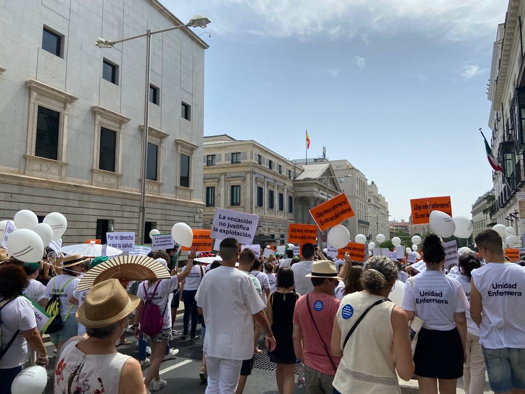 satsevalladolid's tweet photo. ¡¡¡ENFERMER@S, SOIS MUY GRANDES!!! GRACIAS por acompañarnos en esta jornada de reivindicación, porque a pesar del calor, de tener que desplazaros, de renunciar a tiempo libre, ¡AQUÍ HABÉIS ESTADO ACOMPAÑÁNDONOS! #UnidadEnfermera #SATSEValladolid #SiempreContigo https://t.co/FUZsicQNAf