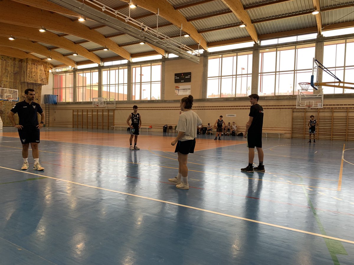 Menudo lujo de clínic en <a href="/aytocieza/">Ayuntamiento de Cieza (Murcia)</a> 
De la mano de <a href="/CiezaEB/">CiezaEB</a> y con <a href="/PerezLucas_/">Lucas Pérez</a> y <a href="/Achooo_15/">Abraham Ibáñez (Acho) 🏀</a> 
Seguimos creciendo juntos!!!
