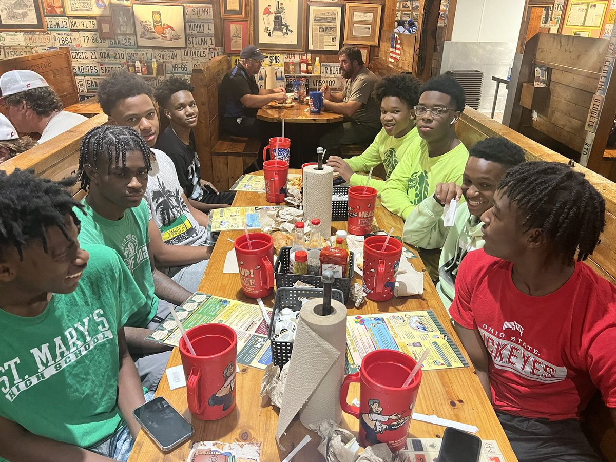 SSCHoops's tweet photo. On the road in Dexter MO at the RibCity Shootout, you know the Dragons had to make a pit stop. Lambert Cafe, home of the throwing rolls! #Southside #Dragons 🟢⚪️ https://t.co/mBdnz8ZJfg