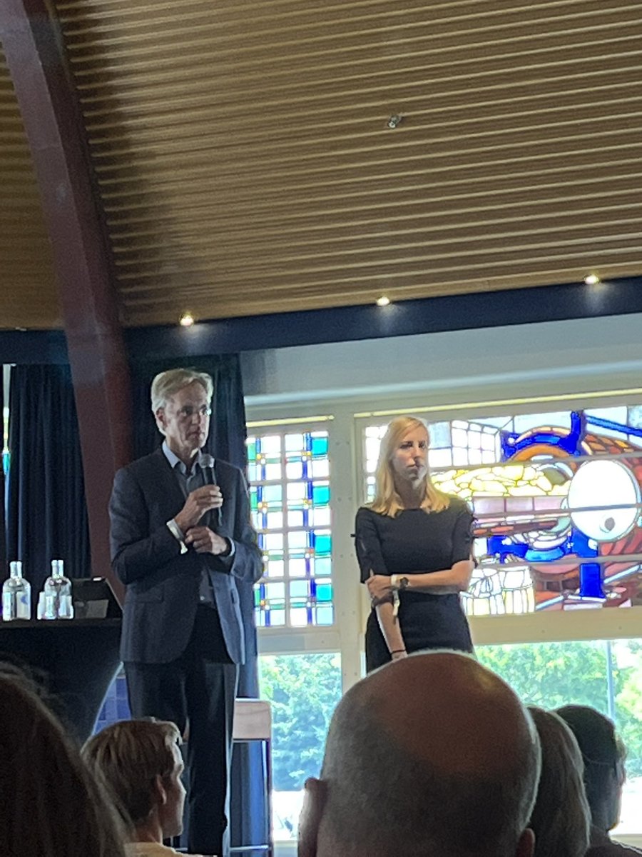 Mooi gesprek met Robbert Dijkgraaf #D66congres. Mijn vraag: de ontwikkeling begint vanaf 0 jaar, hoe ziet u dit en wat betekent dit voor de samenwerking tussen SZW en OCW? Antwoord: dit is essentieel, laten onderzoeken zien. Samenwerking ministeries is onder de aandacht!