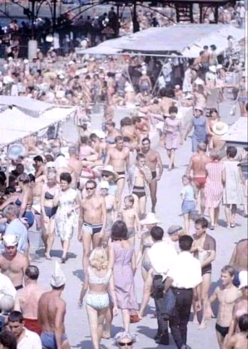 Socijalizam, plaža, 70-tih. Šta vi primećujete?