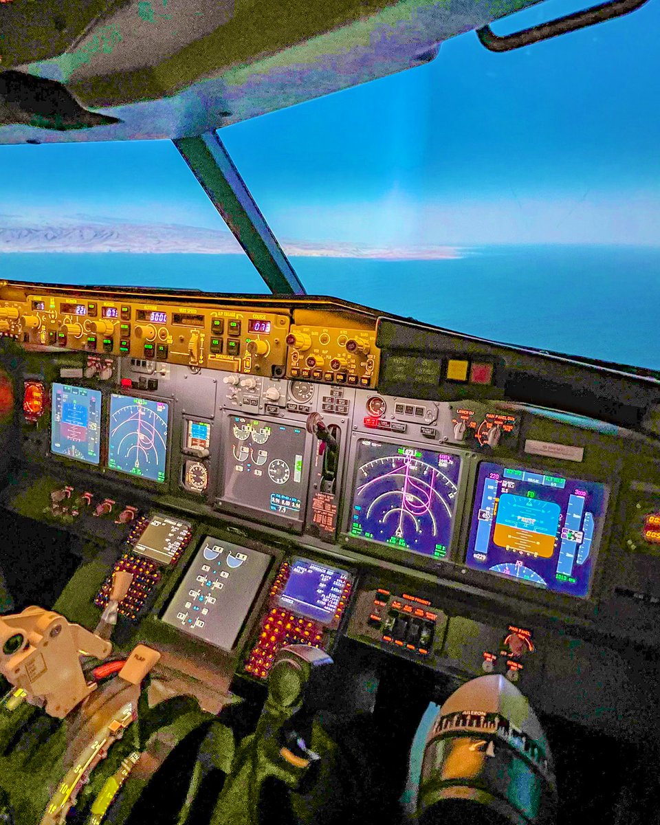 stani320's tweet photo. Starting the weekend with some ‘simulated’ views of Tenerife 😁🙏🏻 #simulator #boeing737 #b737 #avgeek #cockpitcrew #aviation #instagramaviation #instaaviation #boeing #simtime #saturday #weekendvibes #approach #pilot #copilot #flightdeckmonday https://t.co/4tmFipxSfh