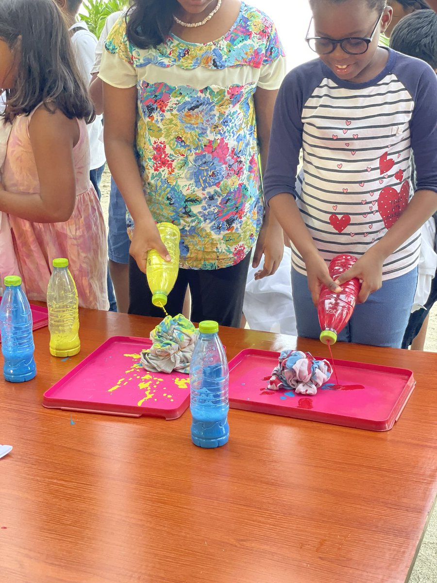 #HappeningNow 

Making DIY tie dye Tshirts. The kids are learning all about mixing primary colours. 

<a href="/foiygaadiyaa/">FoiyGaadiyaa</a> @FuttaruUfaa <a href="/diveclubmv/">diveclubmaldives</a>