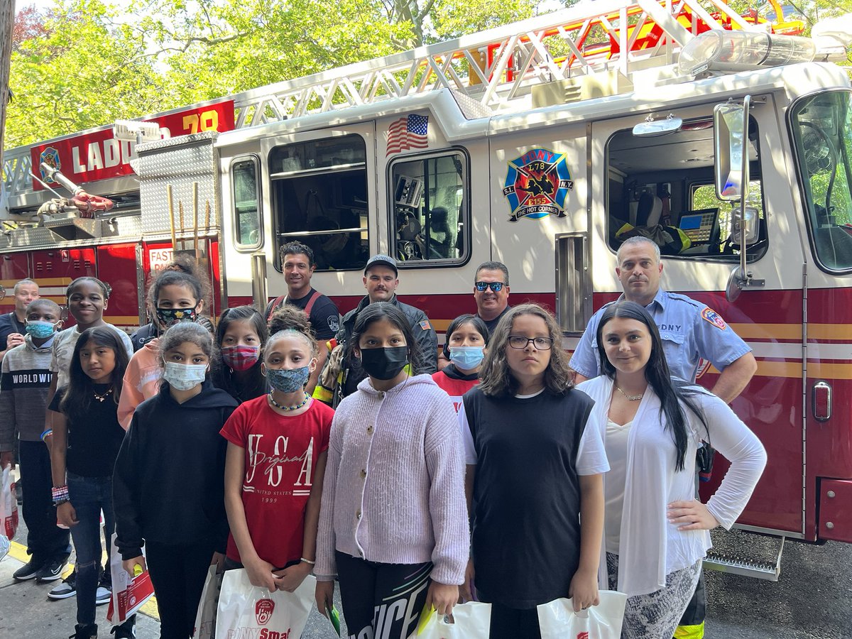 Ms_Garda's tweet photo. THANK YOU to our Community Helpers for keeping our community safe and clean!! 🚒👩‍🚒👮‍♀️🚔🚚@FDNY @NYPD120Pct @NYCSanitation @PS10FortHill https://t.co/EumZeGggEZ