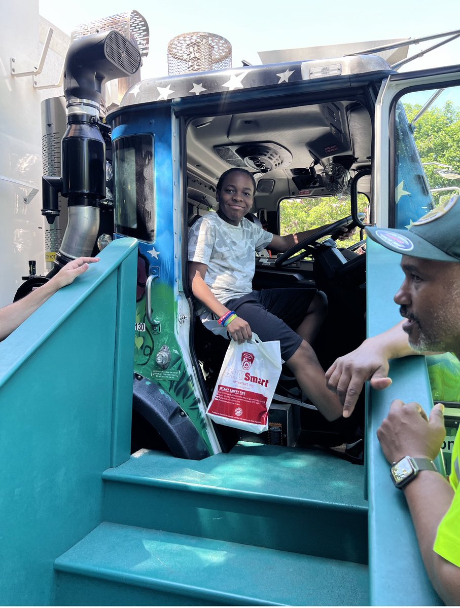 Ms_Garda's tweet photo. THANK YOU to our Community Helpers for keeping our community safe and clean!! 🚒👩‍🚒👮‍♀️🚔🚚@FDNY @NYPD120Pct @NYCSanitation @PS10FortHill https://t.co/EumZeGggEZ