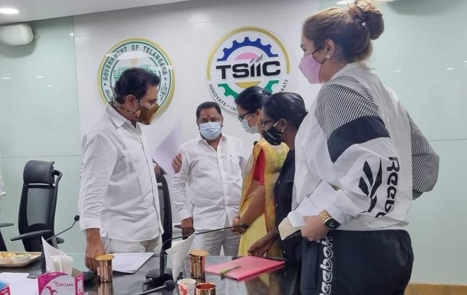 SaveKNPWC's tweet photo. @SabithaindraTRS @SabithaindraTRS గారు ఆసియాలోనే మొదటి మహిళా పాలిటెక్నిక్ కళాశాల #KNPW కళాశాలలో 2022-23 విద్యా సంవత్సరమునకు అన్ని ఎయిడెడ్ కోర్సులను ప్రారంభించవలసినదిగా కోరుతున్న 
@AlumniKnpw విద్యార్థుల గురించి విద్య శాఖ మంత్రిగా, ఒక అమ్మగా మీరు అలోచించి స్పందించవలసినదిగా మనవి 
#SaveKNPW @KTRTRS https://t.co/Q8D6bdwQj7