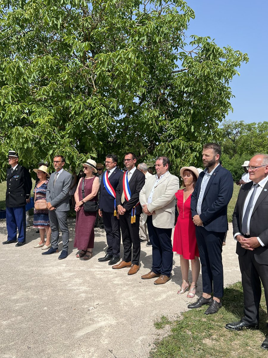 VilledeTalant's tweet photo. 🇫🇷 Cérémonie commémorative de l’Appel du 18 Juin 🇫🇷

C’est sous un soleil de plomb que Fabian Ruinet, Maire de Talant, a présidé ce matin la cérémonie du 82ème anniversaire de l’Appel du Général de Gaulle, le 18 juin 1940. https://t.co/e8U3hVBxAA