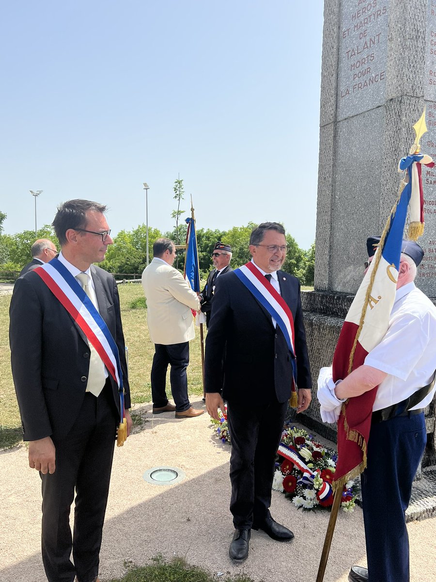 VilledeTalant's tweet photo. 🇫🇷 Cérémonie commémorative de l’Appel du 18 Juin 🇫🇷

C’est sous un soleil de plomb que Fabian Ruinet, Maire de Talant, a présidé ce matin la cérémonie du 82ème anniversaire de l’Appel du Général de Gaulle, le 18 juin 1940. https://t.co/e8U3hVBxAA