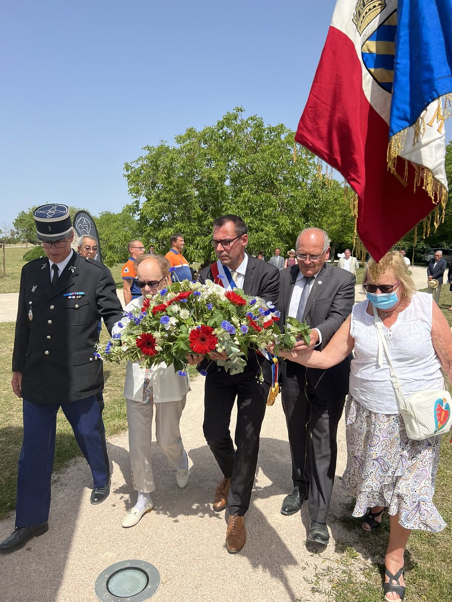 VilledeTalant's tweet photo. 🇫🇷 Cérémonie commémorative de l’Appel du 18 Juin 🇫🇷

C’est sous un soleil de plomb que Fabian Ruinet, Maire de Talant, a présidé ce matin la cérémonie du 82ème anniversaire de l’Appel du Général de Gaulle, le 18 juin 1940. https://t.co/e8U3hVBxAA