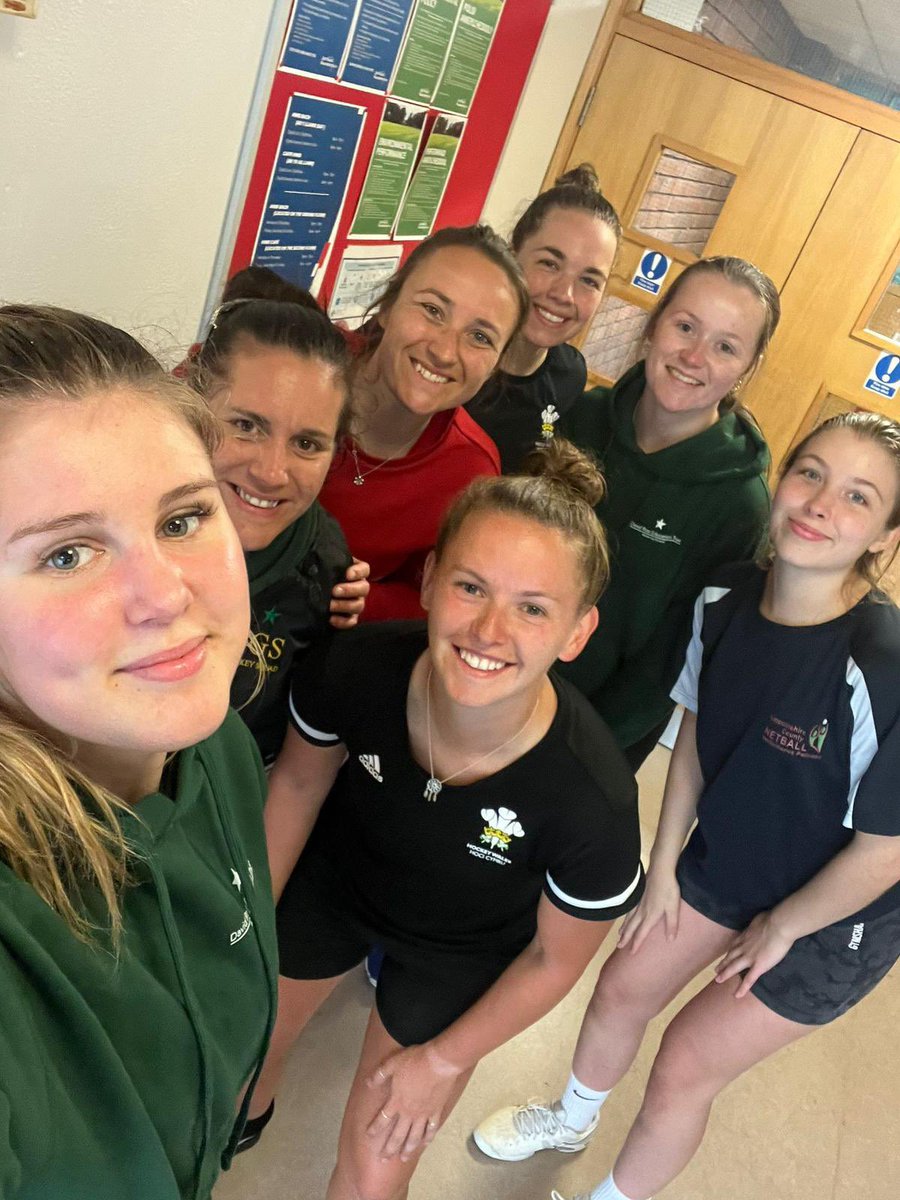 SGS_PE's tweet photo. Our @SkegGrammar U15 All Stars were lucky enough to bump into the @HockeyWales women’s goalkeepers @sportwales. What an opportunity for our students to see these elite level performers ahead of @birminghamcg22! 🏑🏐 #OnlyAtDRET https://t.co/nd85bM4lVL
