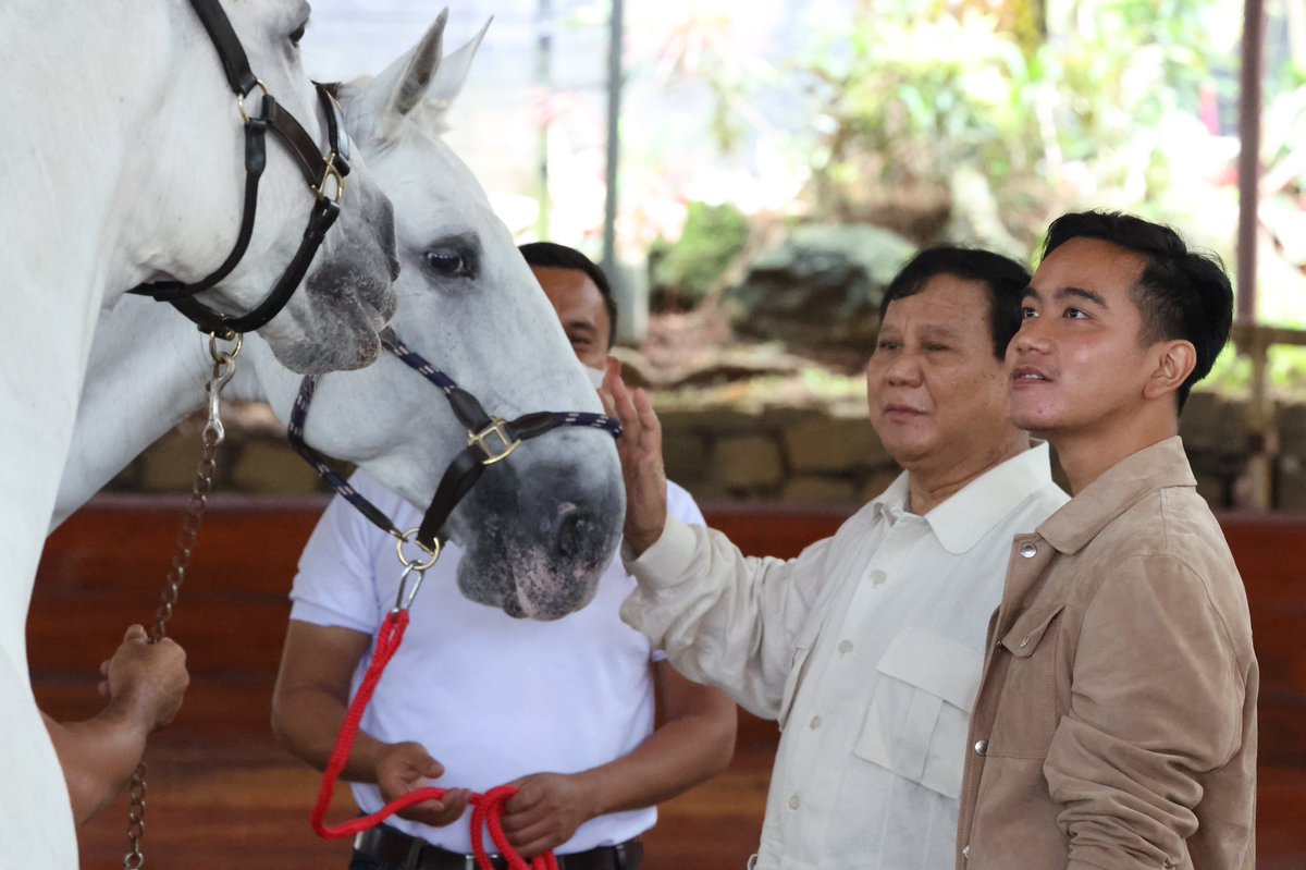 gibran_tweet's tweet photo. Berkesempatan silaturahmi dengan Pak @prabowo . Kunjungan ini memenuhi undangan beliau waktu kami bertemu beberapa minggu lalu di pernikahan Bulik saya di Solo. Pada momen ini, saya juga diajari berkuda, ternyata cukup menyenangkan. https://t.co/0u22i0UOct