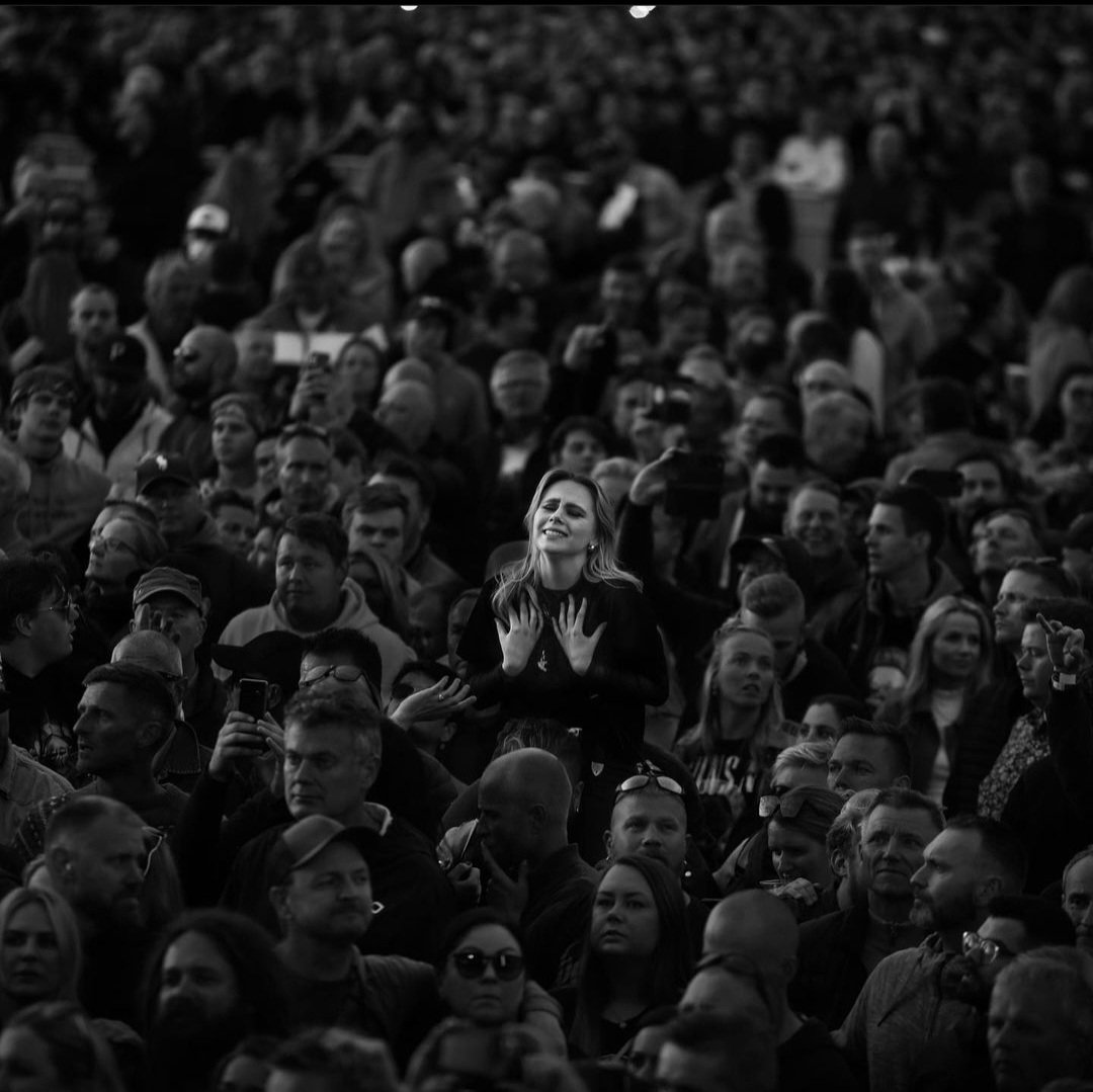 🔥 Que te saquen esta foto mientras ves a <a href="/gunsnroses/">Guns N' Roses</a> en vivo, el verdadero sueño de todos/as. 

👏🏼 Gran foto de <a href="/KatBenzova/">Kat Benzova</a>, que volvió a girar con la banda luego de ausentarse algunas fecha por COVID.