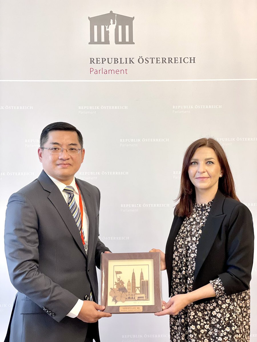 dscteecs's tweet photo. I appreciated the audience with Dr. @dziedzic_ewa, I feel very positive for moving forward with you on ASEAN-EU inter-party collaboration in green economy, environmental sustainability, climate change &amp; democracy. Malaysia- Austria, ASEAN-EU, 
Together we build! #ASEAN https://t.co/wkqZo8oRGe