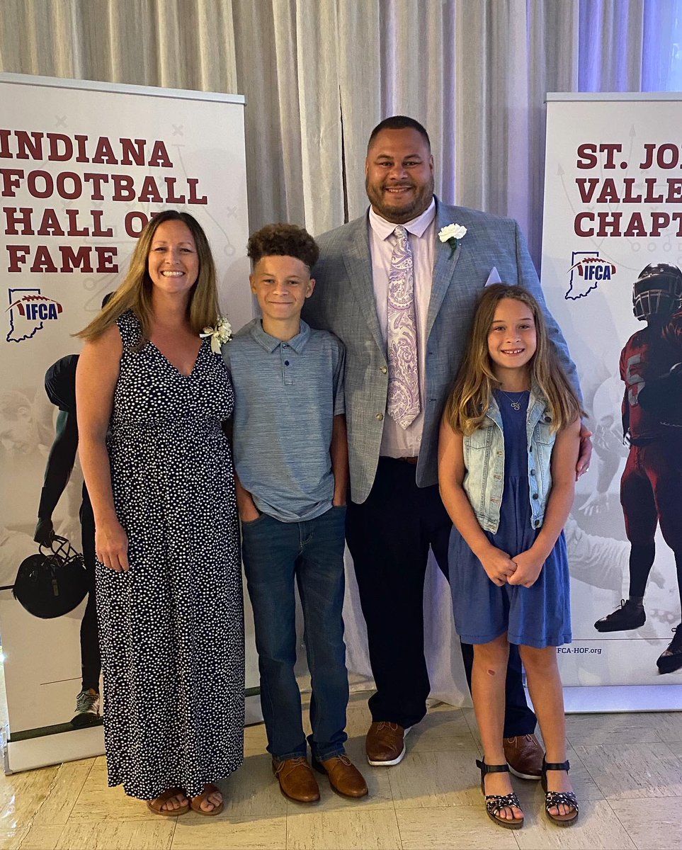 Coach_DMiller's tweet photo. Great night being inducted in to the Indiana Football Hall Fame. Great to be recognized but more importantly it was great to be able to thank all the people that help make me the man that I am today. https://t.co/qLIB98SpR7