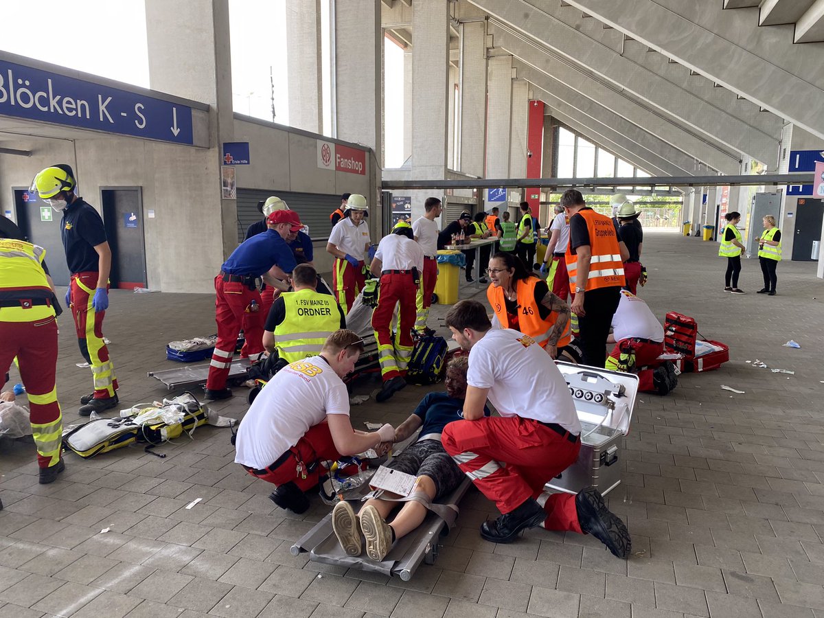 „Einsatz! Immer bereit!“ Unter diesem Motto findet in Worms und Mainz eine riesige <a href="/asb_de/">ASB Deutschland e.V.</a> Bundesübung des Katastrophenschutzes 🚑 statt. Innenminister #Lewentz dankte allen Beteiligten für ihr Engagement.