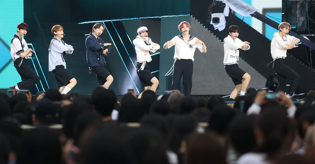 kvibe_yonhap's tweet photo. 😍#EPEX on stage of #DreamConcert2022TH 🎆 
#WISH #KEUMDONGHYUN #MU #AMIN #BAEKSEUNG #AYDEN #YEWANG #JEFF https://t.co/36ZRlB1VlA