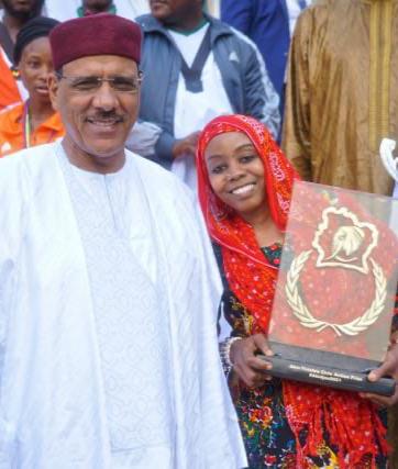 Actumagzine's tweet photo. Hier Vendredi 17 Juin 2022, j'ai eu l'immense honneur d'être reçu à la @PresidenceNiger par son Excellence Mr le Président de la République du Niger Mr Mohamed Bazoum, a mon titre de Championne des #AfricTivistesPrize @AFRICTIVISTES   et Entrepreneure sociale https://t.co/RDVnhA8Nhk