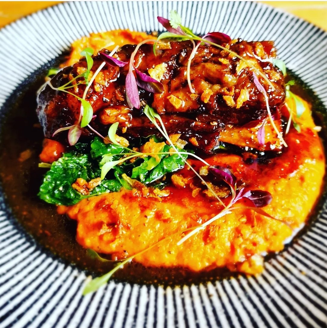 father's day weekend special 
#thebungo

cherry coke &amp; bourbon glazed 
short ribs
roasted cajun sweet potato mash buttery kale

#thebungobreakfast #bungodoesitbest 
#fathersday 
#fathersdayspecial 
#shortribs