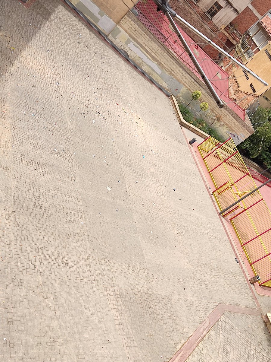 nachogomez87's tweet photo. @danidelarosa Está bien que se limpie el parral, pero que no se olviden del resto de la ciudad, foto del parque interior de calle Concepción y Barrio Gimeno ahora mismo https://t.co/KmocPxcAkK
