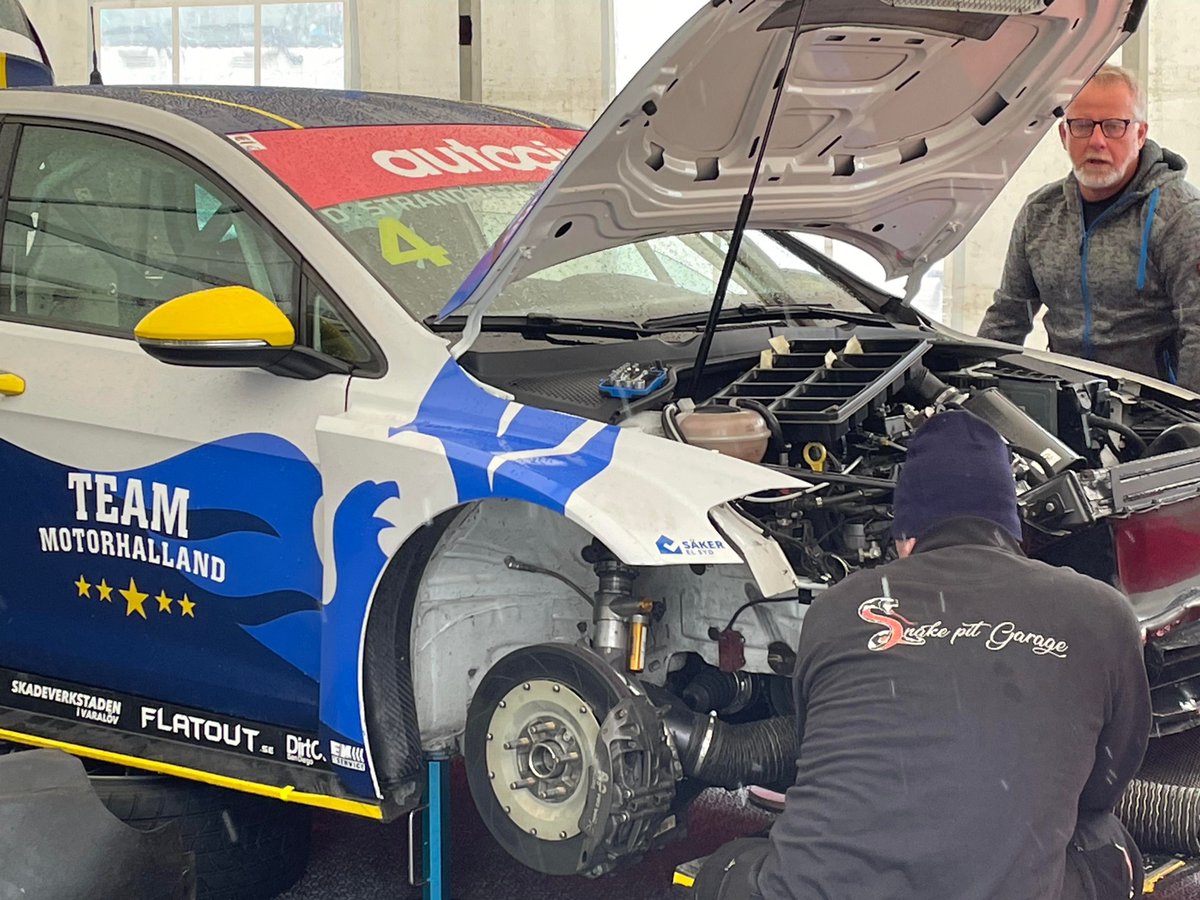 MsportXtra's tweet photo. UPDATE !! The car needs a bit more than just some ductape but if anyone can fix it, it"s @DStrandberg and #TeamStrandberg . Hope the car is fixed on time for @STCC_Official race 2. #MsportXtra #STCC #Skelleftea #DrivecenterArena https://t.co/xgkDTpzJrz
