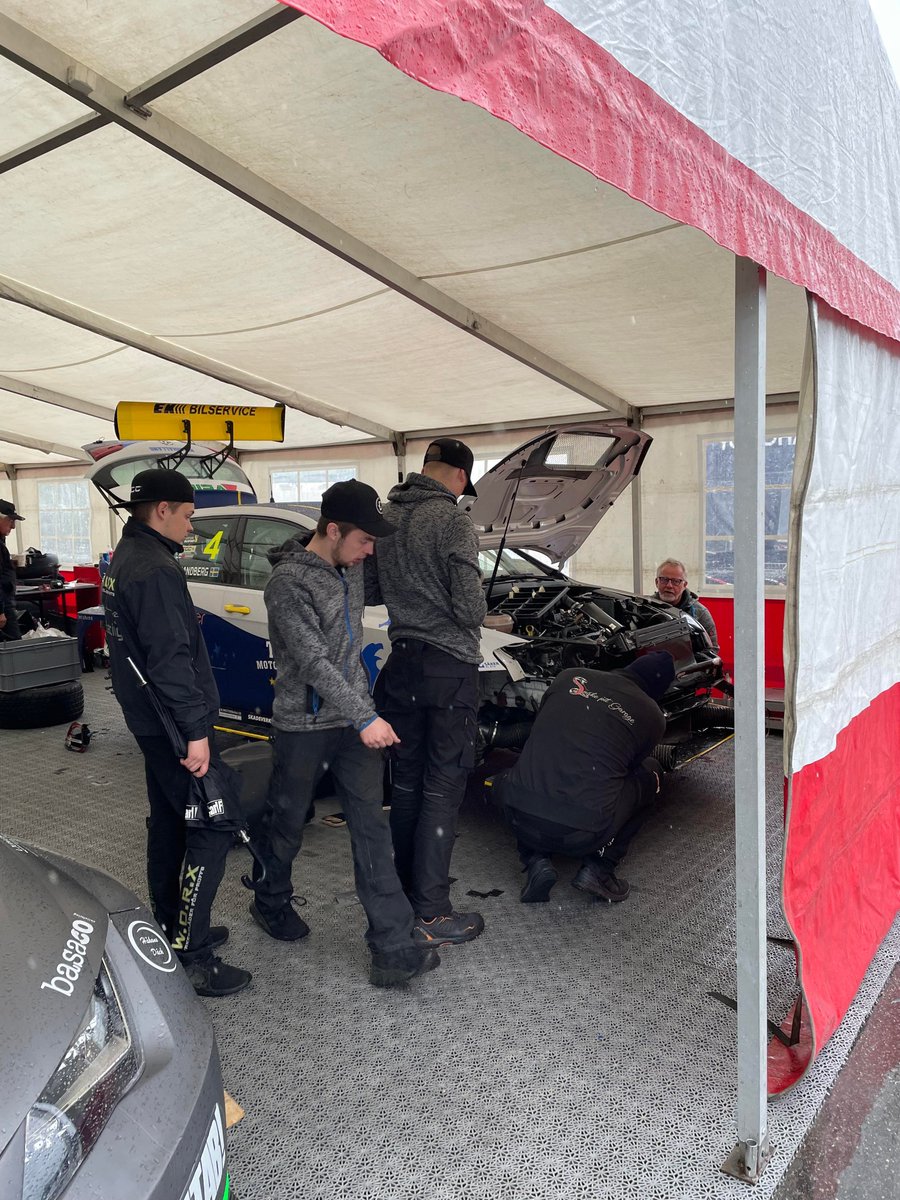 MsportXtra's tweet photo. UPDATE !! The car needs a bit more than just some ductape but if anyone can fix it, it"s @DStrandberg and #TeamStrandberg . Hope the car is fixed on time for @STCC_Official race 2. #MsportXtra #STCC #Skelleftea #DrivecenterArena https://t.co/xgkDTpzJrz