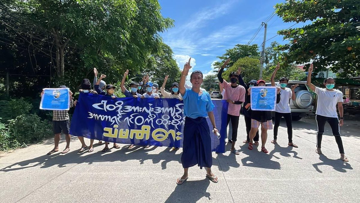 NantEiThandar's tweet photo. Today’s strike in #Yangon by #AJAY and #YouthScoutforDemocracy
“ငါတို့အားလုံးအကျဉ်းသား အာဏာရှင်ရင်ဝကိုထိုးစိုက်မယ့် သံမဏိဓား”
#CondemnDeathPenalty
#PreventExecution
#WhatsHappeningInMyanmar
#2022June18Coup https://t.co/Mg9ygF2MFM
