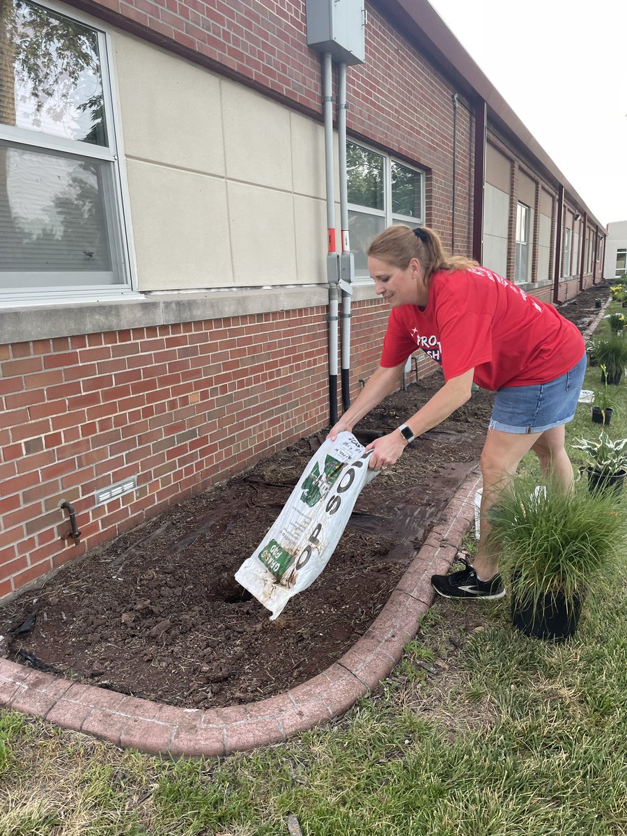ISDSchools's tweet photo. Rise and Project Shine! ☀️Thank you to all of the wonderful ISD staff and community members joining together to make our schools shine! #isdstrong #projectshine2022 https://t.co/DPJjPfjffe