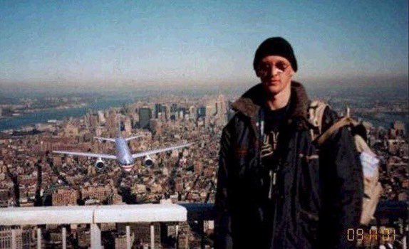 topdusavoir's tweet photo. Voici la photographie d’un touriste sur la terrasse d’une des tours jumelles, quelques secondes avant que l’avion ne les frappe. https://t.co/esBClDyGzv