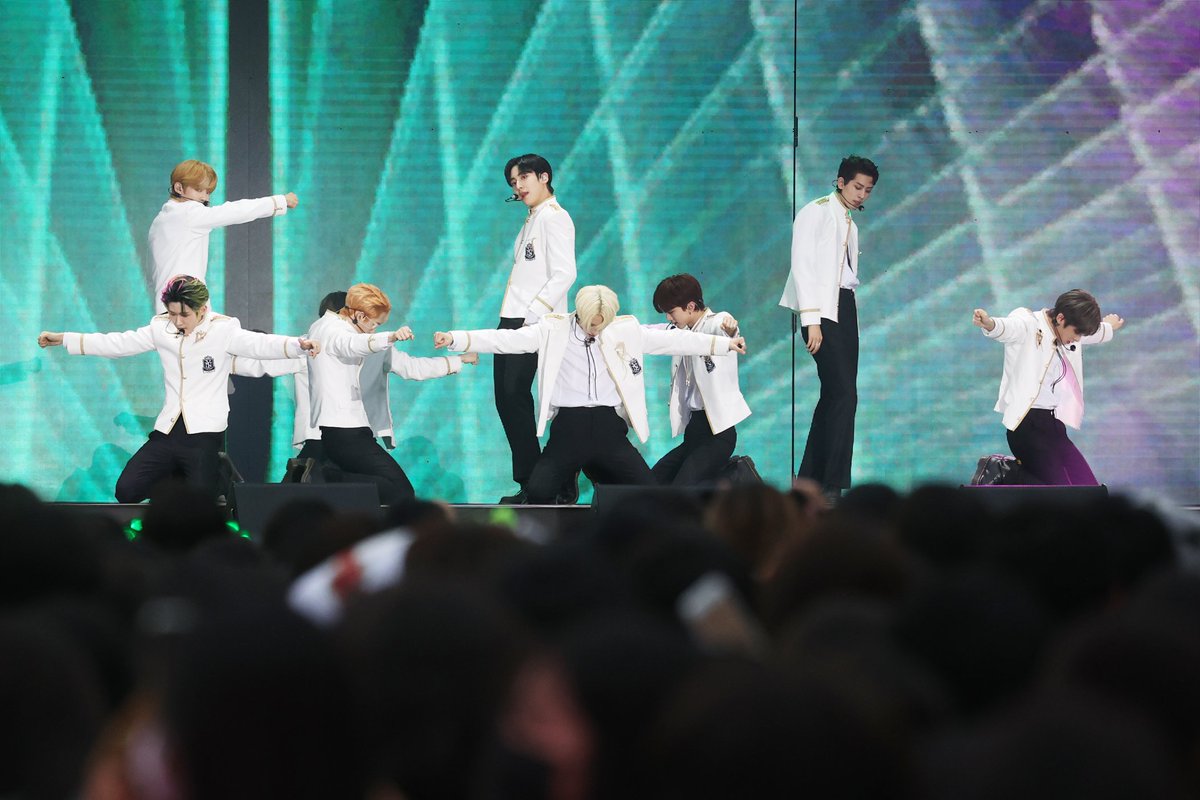 kvibe_yonhap's tweet photo. 🤩#YOUNITE is performing on stage of #DREAMCONCERT 🥳🎤 They look so awesome🥰 #EUNHO #STEVE #HYUNSEUNG #EUNSANG #HYUNGSEOK #WOONO #DEY #KYUNGMUN #SION https://t.co/Yx0tttVGAP