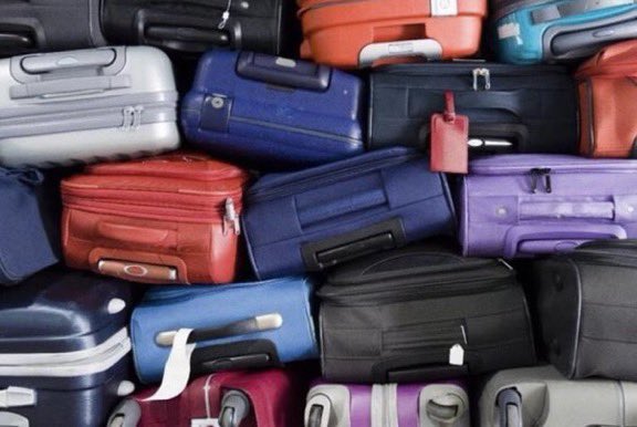 topdusavoir's tweet photo. Vous pouvez acheter des bagages perdus. Stockés pendant 90 jours, les bagages non réclamés sont vendus et l'argent est envoyé à des œuvres caritatives. https://t.co/V41Cjnsl0g