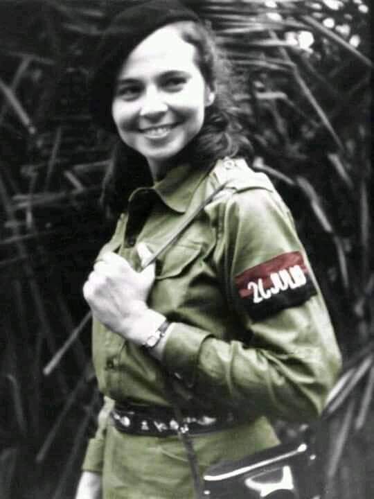 Aún en uniforme, la eterna guerrillera  no perdía su elegancia. Esa cualidad que brota del alma, también  en los peores momentos. #VilmaPorSiempre <a href="/TeresaBoue/">@SecGFMC</a>