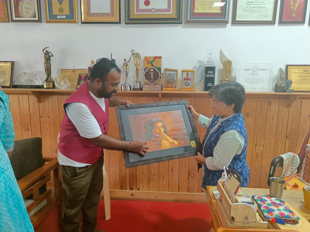sunita_krishnan's tweet photo. Humbled & touched by this portrait gifted to me by artist #ThupakulaRamanejeyuluReddy akka Mahesh @SaveGirlChild3 & #PrasannaKodavaluru @PKodavaluru Mahesh through his art is campaigning for #SaveGirlChild & Prasanna #SaveTrees. They are #ArtistWithPurpose, wishing the very best! https://t.co/A3teNiRLnY