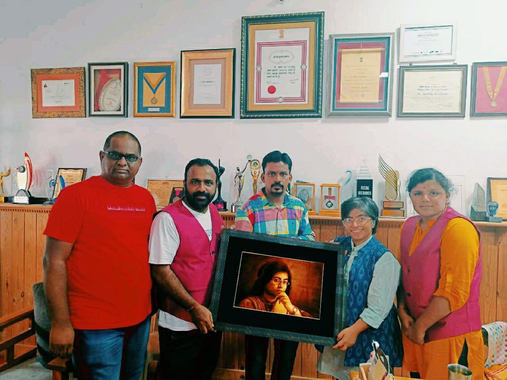 sunita_krishnan's tweet photo. Humbled & touched by this portrait gifted to me by artist #ThupakulaRamanejeyuluReddy akka Mahesh @SaveGirlChild3 & #PrasannaKodavaluru @PKodavaluru Mahesh through his art is campaigning for #SaveGirlChild & Prasanna #SaveTrees. They are #ArtistWithPurpose, wishing the very best! https://t.co/A3teNiRLnY