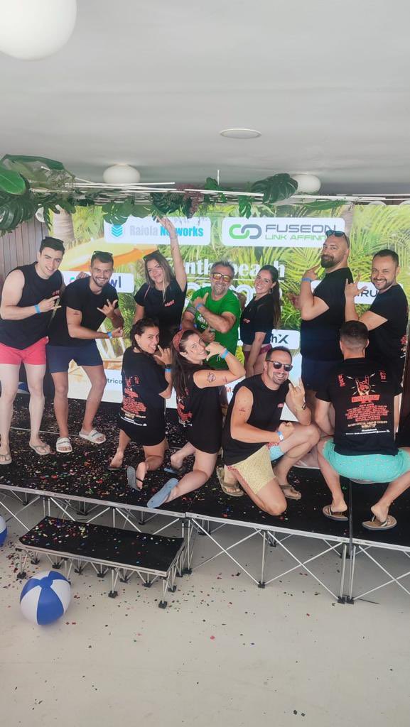 No es por meteros miedo, pero ya nos hemos hecho una foto en el escenario y todavía no ha empezado el concurso. 

#SOB2022