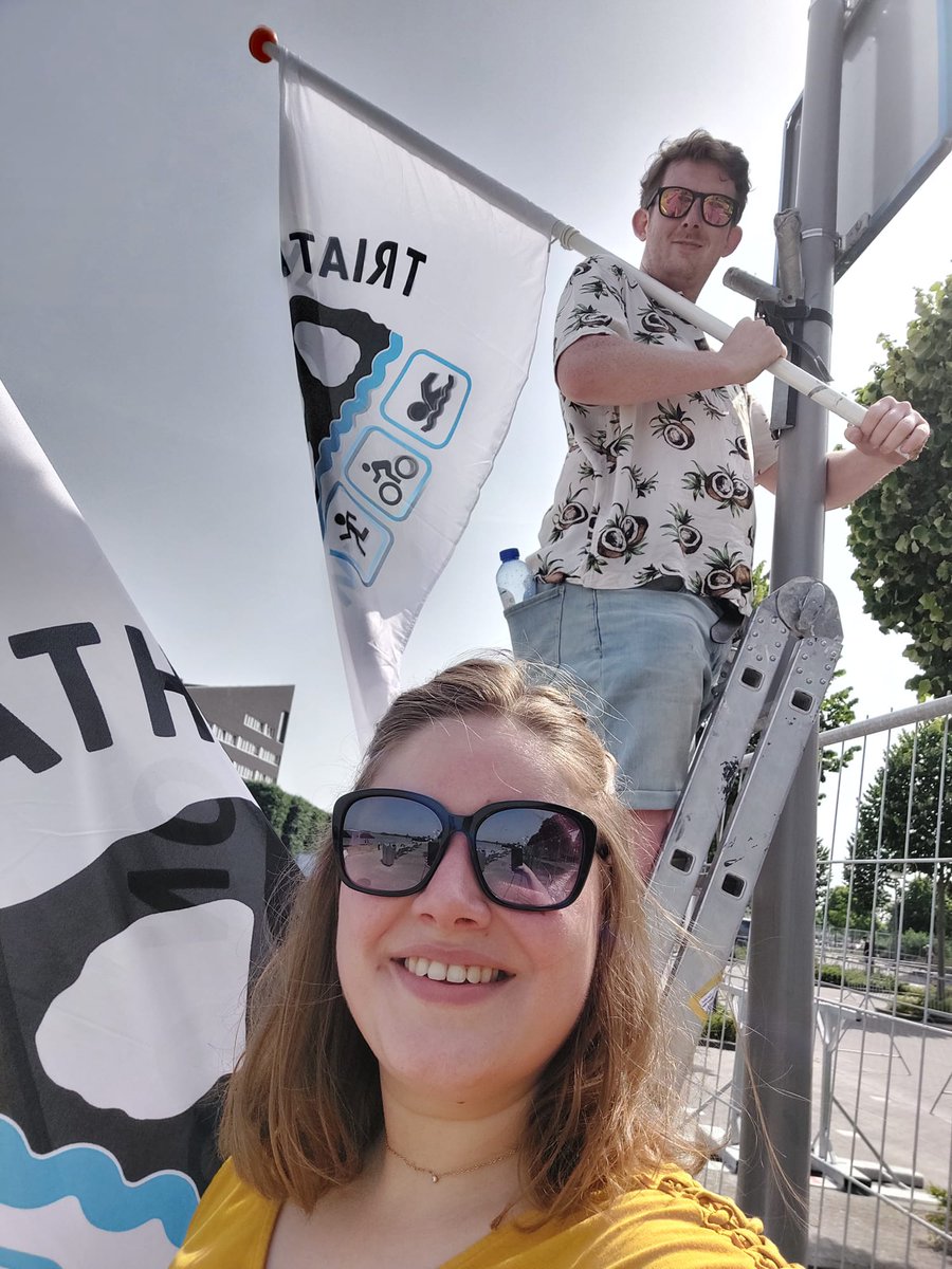 Onze vrijwilligers zijn druk in de weer om een onvergetelijke triathlondag te bezorgen morgen! Wij zijn trots op ze!