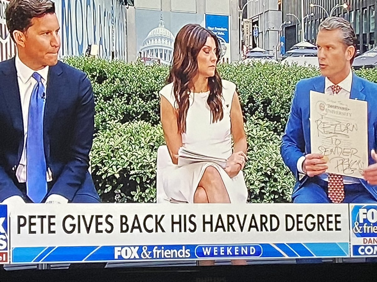ElizabethLCates's tweet photo. @RCamposDuffy @willcain (I can’t find Pete) That’s bravery at a level I don’t think I could match. The work, time and money! Way to make a statement https://t.co/LexuTAIAx5