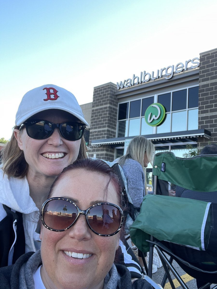 macncheese_girl's tweet photo. Who needs sleep when @NKOTB are involved?? @about_KAS @DonnieWahlberg @WahlburgersSTC #TeamNoSleep #CruisePrep https://t.co/ZzUCKvJa55