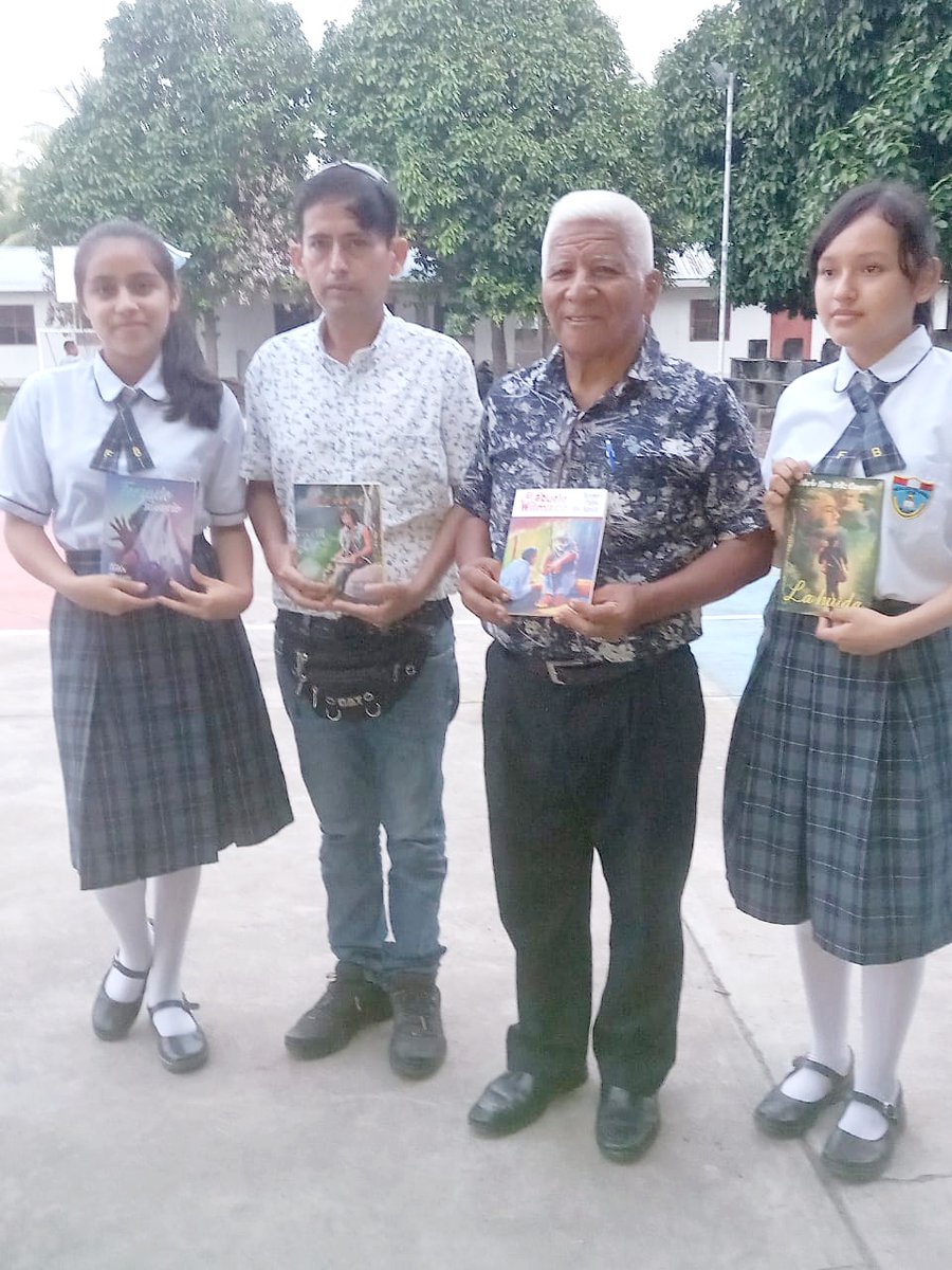 RedesLiteraria's tweet photo. José Félix Maquén Gamarra, miembro del equipo "Redes Literarias" visita las Instituciones educativas de la región San Martín. https://t.co/q2CyW5FkdT