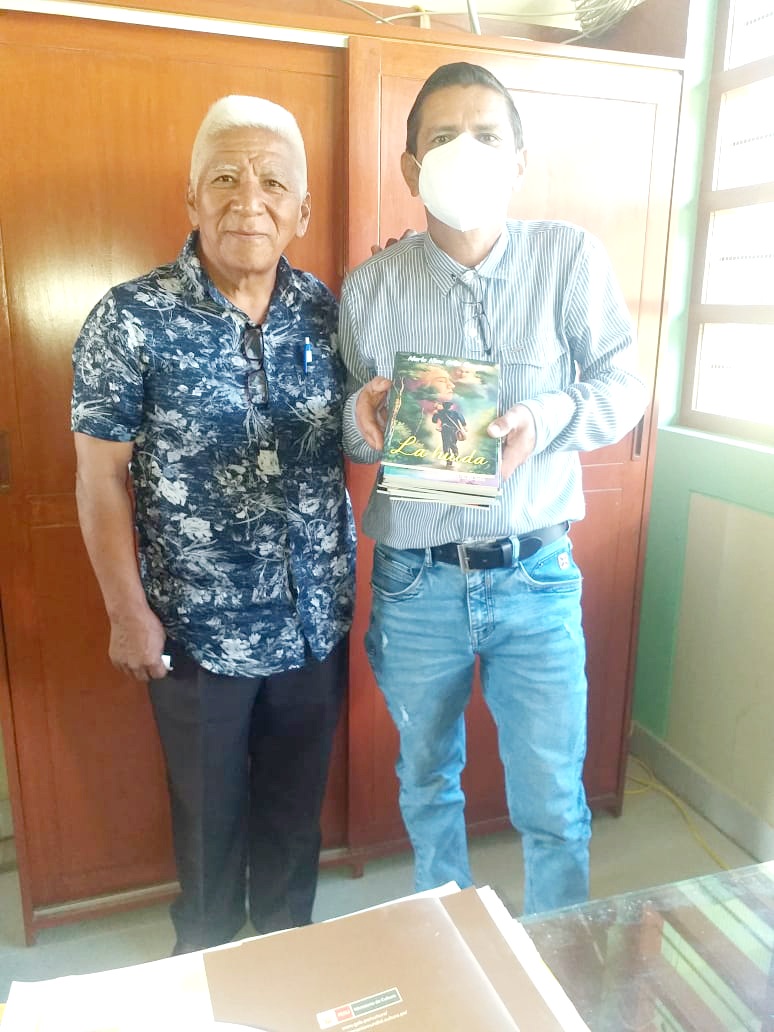 RedesLiteraria's tweet photo. José Félix Maquén Gamarra, miembro del equipo "Redes Literarias" visita las Instituciones educativas de la región San Martín. https://t.co/q2CyW5FkdT